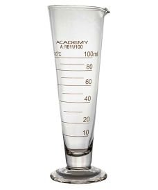 Copa de vidrio graduada con pico de 50 ml de capacidad. Forma cónica y base redonda.